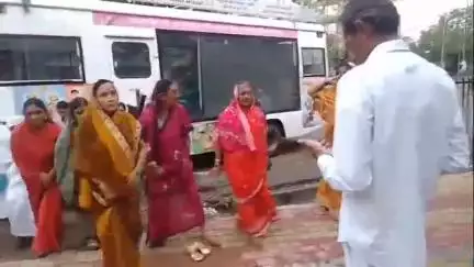 सेनगाव: आठवडी बाजार परिसरामध्ये चित्ररथाच्या माध्यमातून व्यसनमुक्ती, वृक्ष लागवड व योगिक शेती संदर्भात जनजागृती