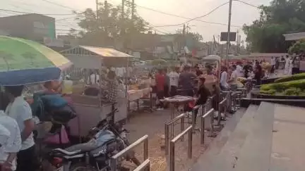 दतिया नगर: श्री पीताम्बरा पीठ मंदिर के बाहर मिठाई की दुकानों पर घरेलू सिलेंडर का उपयोग, वीडियो वायरल