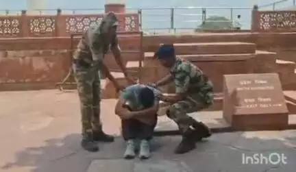 आगरा: स्वास्थ्य विभाग ASI व CISF ने ताजमहल पर किया आपातकालीन अभ्यास, तबीयत खराब होने पर पर्यटकों को अस्पताल पहुंचाया