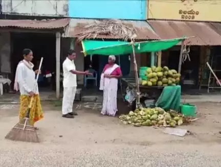 బాపట్ల : కర్లపాలెంలో ట్రాఫిక్ కు అంతరాయం కలిగిస్తే చర్యలు తప్పవని దుకాణదారులను హెచ్చరించిన ఎంపీడీవో శ్రీనివాసరావు