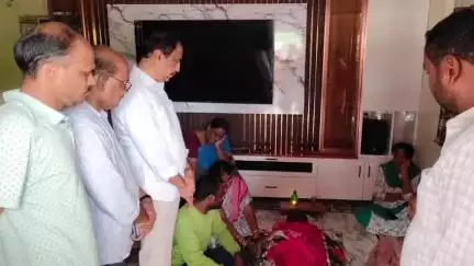 జగిత్యాల: ప్రభుత్వ ఉద్యోగి ఆయిల్నేని వెంకటేశ్వరరావు  అనారోగ్యం తో మరణించగా వారి కుటుంబ సభ్యులను పరామర్శించిన ఎమ్మెల్యే