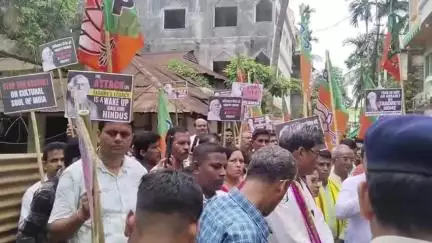 কৈলাশহর: কৈলাসহরের মনু ল্যান্ড কাস্টম ও ইমিগ্রেশনের সামনে বিক্ষোভ দেখায় জেলা বিজেপি