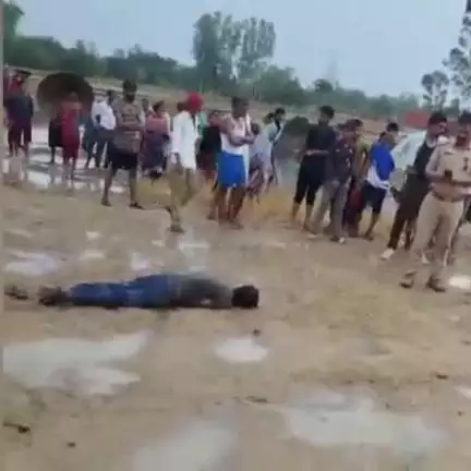 बांसी: समोगरा गांव में आकाशीय बिजली गिरने से बाइक पर सवार दो राहगीरों की हुई मौत, पुलिस ने शव को भेजा पोस्टमार्टम