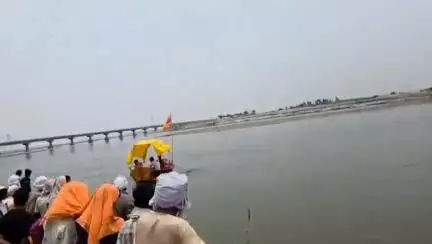 बिल्हौर: शिवराजपुर में गंगा स्नान करते समय तीन युवक डूबे, ग्रामीणों ने दो को बचाया, एक की तलाश जारी