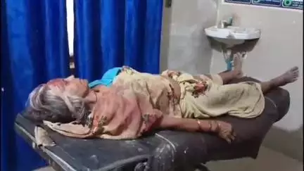 हमीरपुर: मंकराव में कूड़ा डालने गई महिला को तीन लोगों ने पीटा