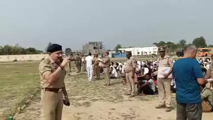 शामली: शामली के 824 नव चयनित आरक्षियों को लखनऊ रवाना करते हुए एसपी राम सेवक गौतम ने दिखाई हरी झंडी