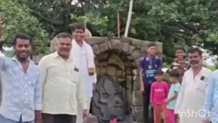 बार्शी: जवळगाव नंबर २ येथे बच्चू कडू यांच्या समर्थनार्थ लहान मुलांनी मारुतीला केला अभिषेक