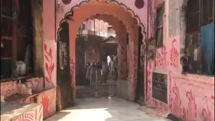 मथुरा: विश्राम घाट स्थित जमुना मंदिर के स्टोर रूम में शॉर्ट सर्किट के चलते लगी आग, मची अफरातफरी