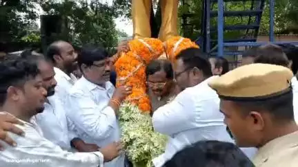 రామగుండం: మంత్రి వివేక్ రామగుండంలో పర్యటన, కాక వెంకటస్వామి విగ్రహానికి పూలమాలలు వేసి నివాళులర్పించిన మంత్రి వివేక్