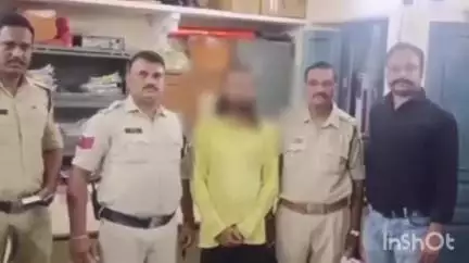 उज्जैन शहर: भेरूगढ़ रोड पर क्राइम ब्रांच और पुलिस ने संयुक्त कार्रवाई में एक तस्कर को गिरफ्तार कर 1.127 किलोग्राम गांजा ज़ब्त किया