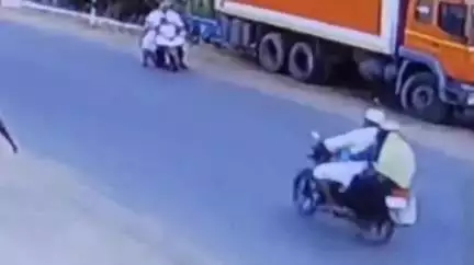 மணமேல்குடி: கோட்டைப்பட்டினம் பெட்ரோல் பங்க் அருகே சாலை விபத்தில் பெண் படுகாயம் பதற வைக்கும் CCTV கேமரா காட்சி வைரல்