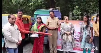 लातूर: मनसेचे राज ठाकरे यांच्या वाढदिवसानिमित्त डॉ.बाबासाहेब आंबेडकर पार्कवर पो.नि.केंद्रे यांच्या हस्ते महिला चकना दिले दंदुके