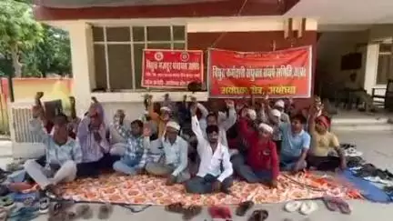 मुख्य अभियंता कार्यालय पर निविदा संविदा विद्युत कर्मचारियों का धरना जारी, विभाग नहीं दे रहा ध्यान