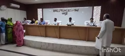 जमुई: जमुई के समाहरणालय परिसर स्थित सभा कक्ष में डीएम का जनता दरबार आयोजित