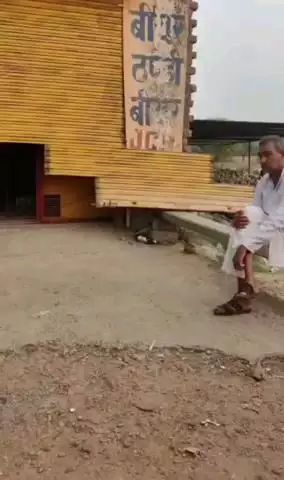 बहरोड़: बहरोड़ में शराब की दुकान में चोरी, दो युवकों ने तोड़ा शटर और ₹25 हजार की शराब ले गए, सीसीटीवी में कैद