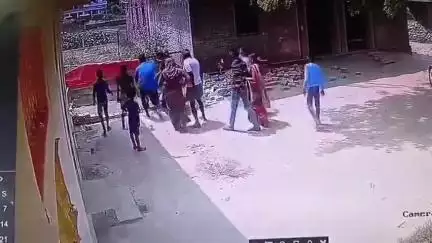 सगड़ी: रौनापार थाना क्षेत्र में जमीनी विवाद को लेकर दो पक्षों में मारपीट का वीडियो सोशल मीडिया पर वायरल, पुलिस जांच में जुटी