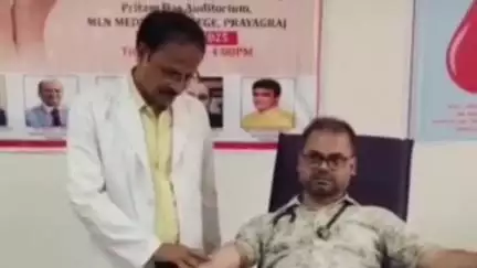 मोतीलाल नेहरू मेडिकल कॉलेज में मनाया गया विश्व रक्तदान दिवस, विमान हादसे में घायल लोगों की मदद के लिए समर्पित