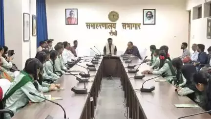 कांके: समाहरणालय में उपायुक्त ने प्रखंडवार जैक बोर्ड 8वीं की परीक्षा में टॉपर छात्रों को किया सम्मानित