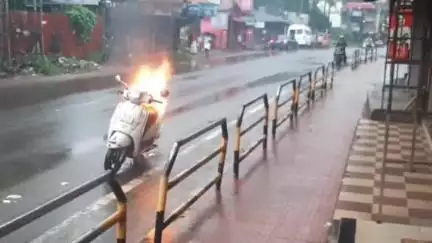 തലപ്പിള്ളി: ചെറുതുരുത്തിയിൽ ഓടിക്കൊണ്ടിരുന്ന സ്കൂട്ടർ കത്തിനശിച്ചു