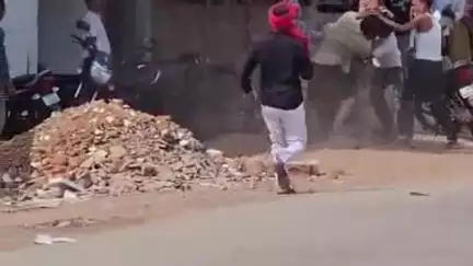 छतरपुर: ईशानगर में पारिवारिक बंटवारे के विवाद में मारपीट, घटना का वीडियो वायरल!