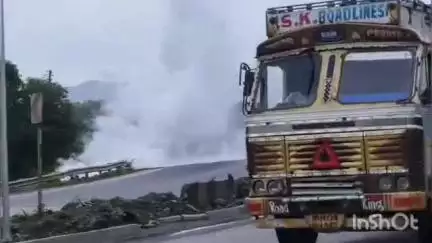 पालघर: राष्ट्रीय महामार्गावर मेंढवण खिंड नजीक रसायन वाहतूक करणारा येणार उलटला; परिसरात पसरले धुराचे लोण
