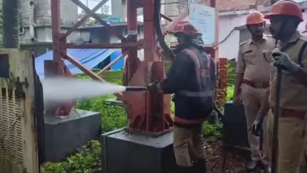 തൃശൂർ: നെല്ലിക്കുന്ന് പള്ളിക്ക് എതിർവശം ബി.എസ്.എൻ.എൽ സ്ഥാപിച്ച ജനറേറ്ററിന് തീ പിടിച്ചു