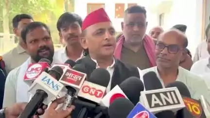 पत्रकारों के सवालों का जवाब देते पूर्व मुख्यमंत्री उत्तर प्रदेश  सांसद कन्नौज