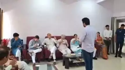 झुंझुनू: पीएचईडी मंत्री कन्हैया लाल एक दिन के दौरे पर झुंझुनू सर्किट हाउस में अधिकारी को लताड़ लगाई