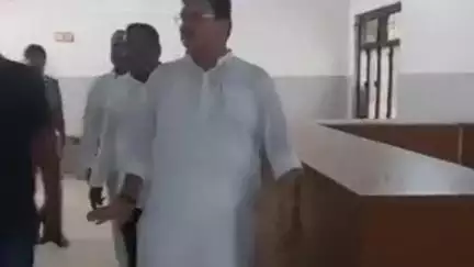 महापौर महंत गिरीश पति त्रिपाठी ने अयोध्या के श्री राम चिकित्सालय का नंगे पांव किया निरीक्षण