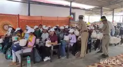 घोरावल: चुर्क पुलिस लाइन से बस में सवार कर UPP में चयनित अभ्यर्थियों को हरी झंडी दिखाकर भेजा गया लखनऊ