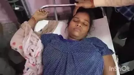 औरैया: फफूंद कस्बा के औरैया रोड पर बेहोशी की हालत में सड़क पर पड़ी गर्भवती महिला, स्वास्थ्य केंद्र में कराया गया भर्ती