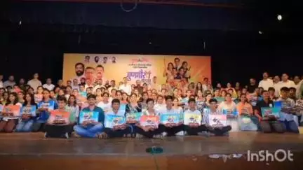 ठाणे: घाणेकर नाट्यगृह येथे दहावी बारावी गुणवंत विद्यार्थ्यांचा गुणगौरव व करिअर मार्गदर्शन, परिवहन मंत्री प्रताप सरनाईक उपस्थित