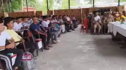 सकलडीहा: पुलिस लाइन में ब्रीफिंग के बाद उत्तर प्रदेश आरक्षी भर्ती 2023 के चयनित अभ्यर्थियों को भेजा गया लखनऊ