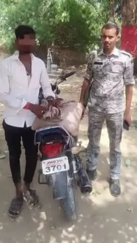 ओबरा: ओबरा थाने की पुलिस ने 20 लीटर देशी शराब के साथ एक शराब कारोबारी को किया गिरफ्तार, मोटर साइकिल भी किया ज़ब्त