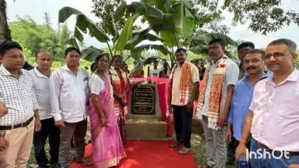 বিশ্বনাথ: বিহালীৰ ভেলুডাঙা গাঁৱত বিধায়ক উন্নয়ন পুঁজিৰে ৰঙ্গমঞ্চৰ আধাৰশিলা শুভ উদ্ধোধন বিধায়ক দিগন্ত ঘাটোৱালৰ