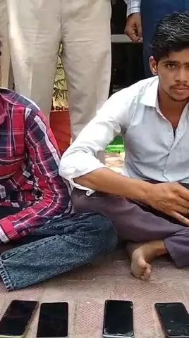 रामगढ़: जखोपुर गांव में दलबल के साथ दबिश देकर पुलिस ने 2 साइबर अपराधियों को किया गिरफ्तार