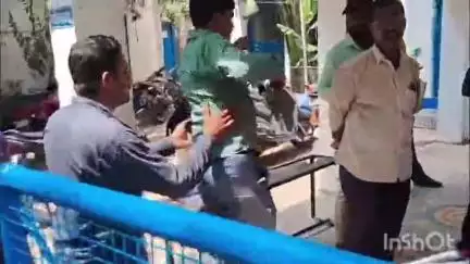 বর্ধমান ১: বর্ধমান পৌরসভার 32নং ওয়ার্ড খোসবাগানে সাফাই কর্মীদের কাজে আক্রান্ত রোড সরকার