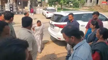 મોડાસા: સાંસદ શોભનાબેન બારૈયા એ ડુઘરવાડા ગામે મૃતક પરિવારની મુલાકાત કરી