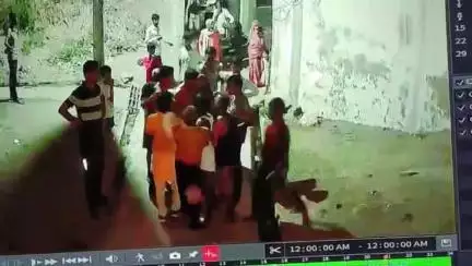 कालपी: हरीगंज में घर के सामने खाने की पत्तल डालने को लेकर दो पक्षों में विवाद, जमकर हुई मारपीट, CCTV फुटेज आया सामने
