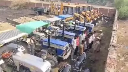 फूलपुुर: सरायममरेज थाना क्षेत्र में अवैध खनन पर एडीसीपी ने किया छापा, 5 जेसीबी और 8 ट्रैक्टर बरामद