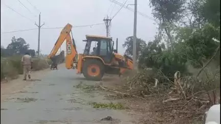 उचेहरा: हाईकोर्ट के आदेश पर तहसीलदार की मौजूदगी में उर्दनी गाव में चला बुलडोजर, तालाब की मेढ़ का अवैध अतिक्रमण हटाया गया