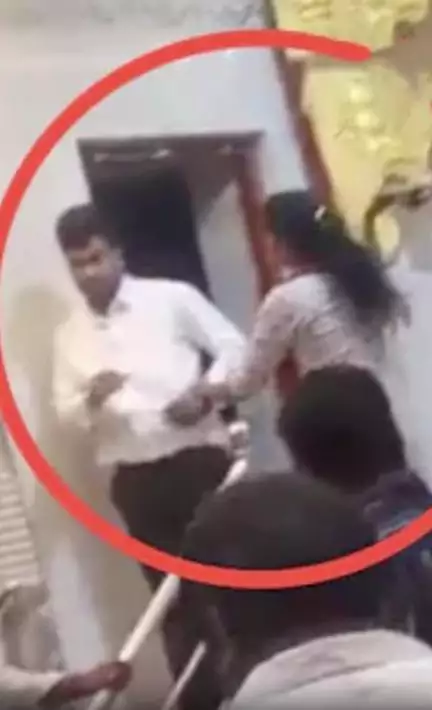 कर्नाटक के चित्रदुर्ग में पति की दूसरी शादी में पहुंचकर महिला ने उसे चप्पलों से पीटा, रिश्तेदारों के साथ भी हुई मारपीट