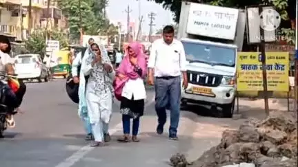 गौरीगंज: जिले में भीषण गर्मी से जनजीवन हुआ बेहाल, स्वास्थ्य विभाग द्वारा गांव-गांव जाकर बांटे जा रहे हैं ओआरएस के पैकेट