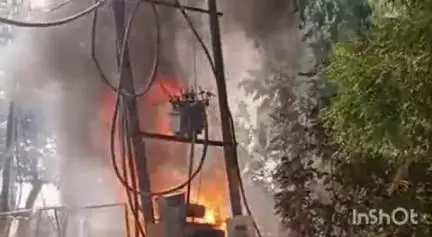प्रतापगढ़: शहर के डाकघर के पास ट्रांसफार्मर में लगी भीषण आग, फायर विभाग ने पाया काबू