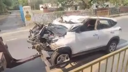 कोरांव: बढ़वारी कला गांव में 135 सी नेशनल हाईवे पर बेलन नहर की पुलिया से टकराकर नहर में पलटी कार, सवार लोग बाल-बाल बचे