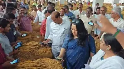 సంతనూతలపాడు: పొగాకు వేలంలో పరిశీలించిన మినిస్ట్రీ ఆఫ్ కామర్స్ జాయింట్ సెక్రటరీ కేసంగ్ యంగ్జామ్ షేర్ఫ