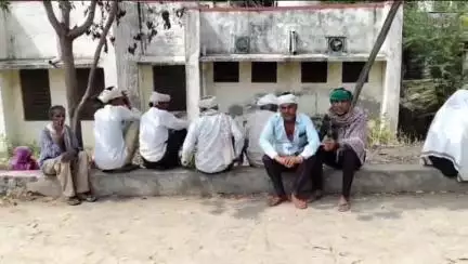 डूंगरपुर: सदर थाना क्षेत्र के वागदरी फला नवलपुर गांव में शनिवार सुबह 30 वर्षीय युवक महेंद्र डामोर अपने घर में फंदे से लटका मिला
