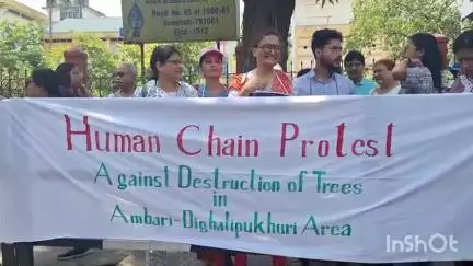 গুৱাহাটী: আমবাৰী - দীঘলীপুখুৰী অঞ্চলৰ গছ ধ্বংসৰ বিৰুদ্ধে মানৱ শৃংখল