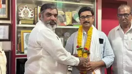 मुर्तीजापूर: लकडगंज भाजपा जनसंपर्क कार्यालयावर आमदार हरीष पिंपळेंच्या हस्ते जिल्हा दूध उत्पादक संघाचे अध्यक्ष,व्यवस्थापकांचा सन्मान