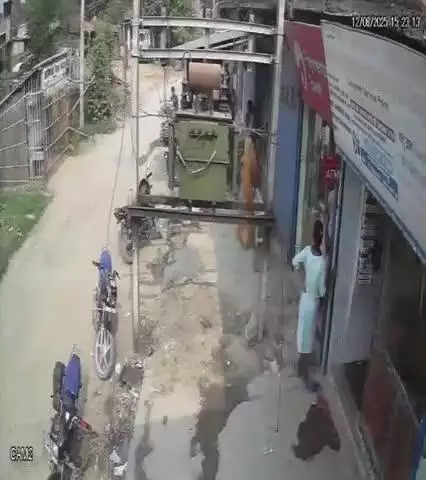 रिश्वत का पैसा ना देने पर हसनपुर समस्तीपुर दुधपुरा मंगलगढ़ की जय सिंटू कुमार झा की दावानगिरी देखिये उपभोक्ता को किस तरह